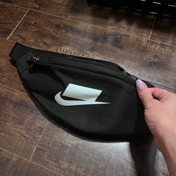 Nike sling bag (rare black out logo design) - Picture 1 of 3